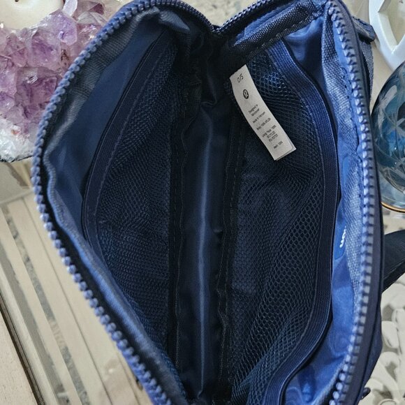 Lululemon Everywhere Belt Bag 1L (True Navy) NWT. - Picture 6 of 7